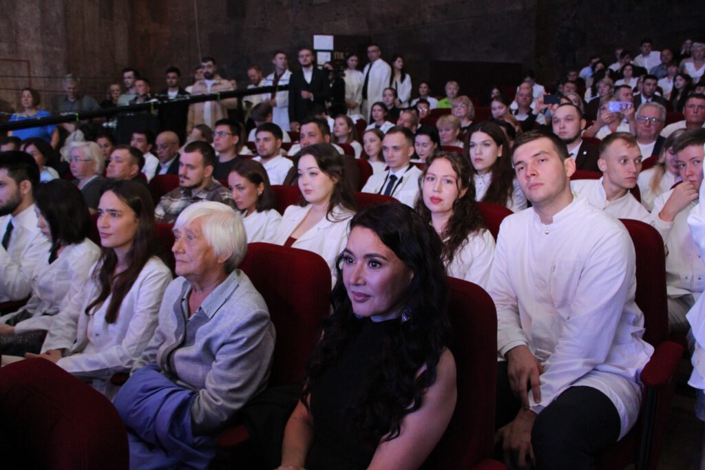 Торжественная церемония вручения диплома врача - выпускника медицинского факультета ЧГУ 2025 (Фоторепортаж)
